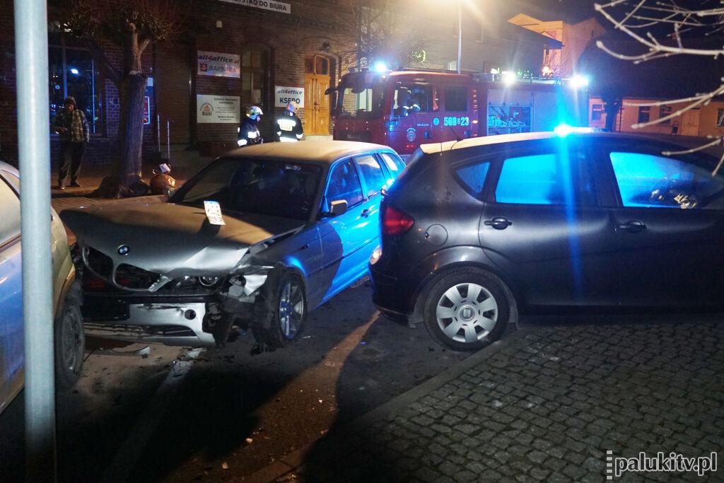 BMW uderzyło w samochody zaparkowane na rynku w Barcinie