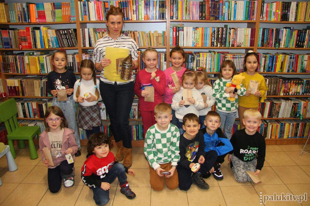Super wieczór w łabiszyńskiej bibliotece. Dzieci wykonywały zawieszki dla babć i dziadków (zdjęcia)