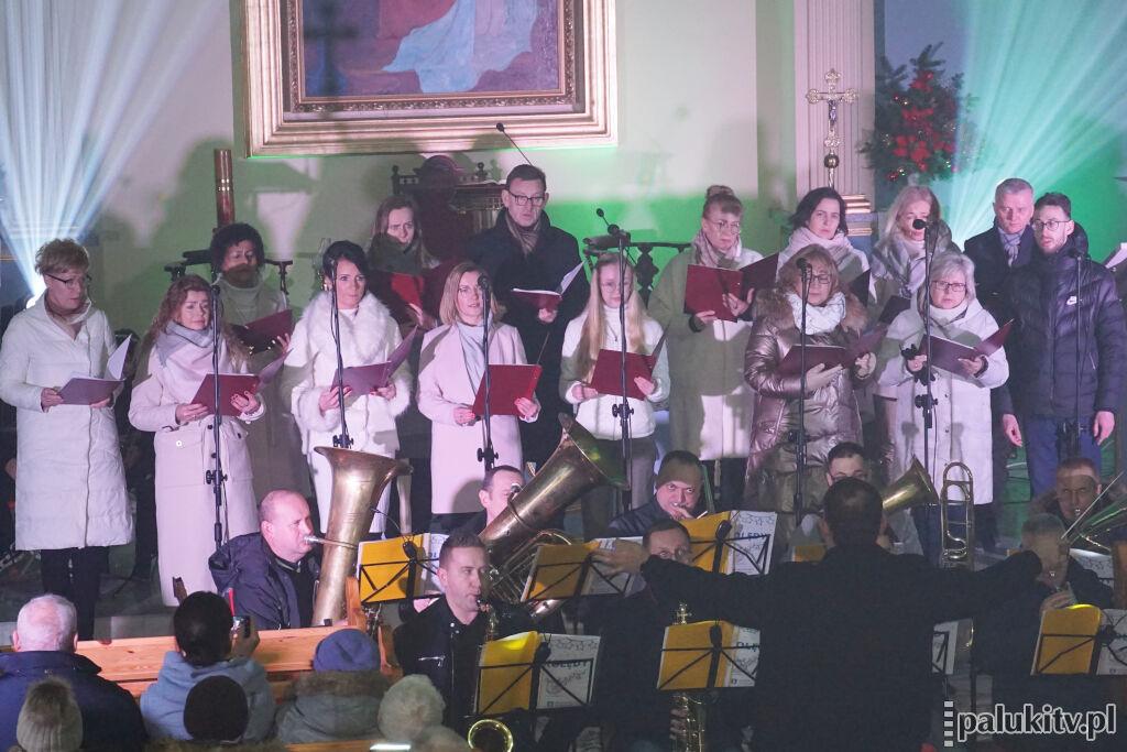 Strażacy dali prąd chórowi i orkiestrze. Wyjątkowy koncert w łabiszyńskiej farze (wideo + zdjęcia)