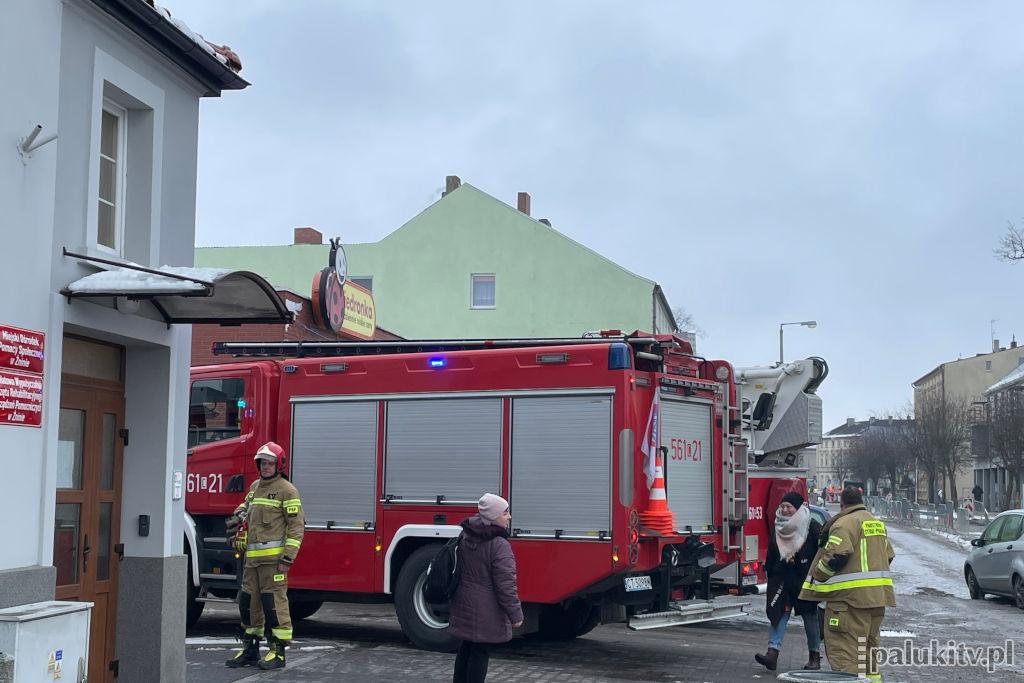 Trzy zastępy straży podjechały pod MOPS w Żninie. Pożaru nie było, czujkę mogła uruchomić para wodna