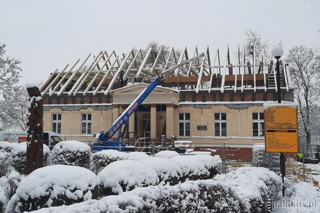 Kładą nowy dach na kcyńskim wójtostwie 