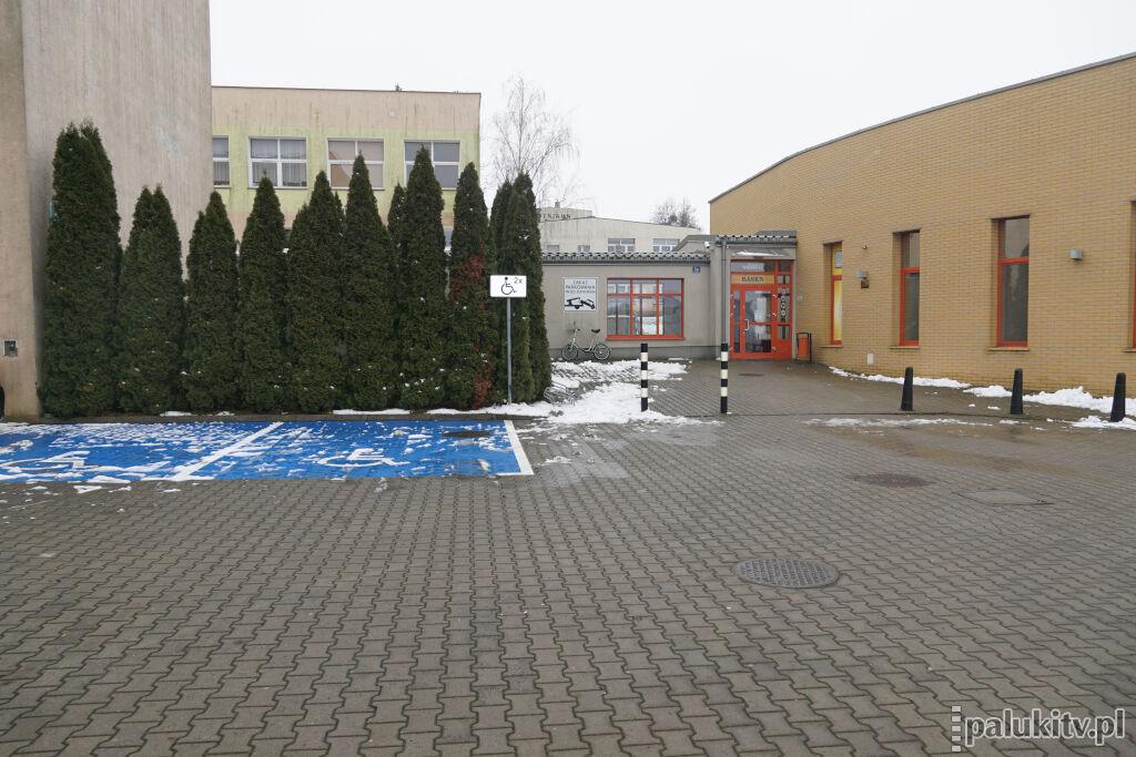 Nie ma parkowania przed samym basenem w Barcinie. To są drogi pożarowe, a nie parkingi