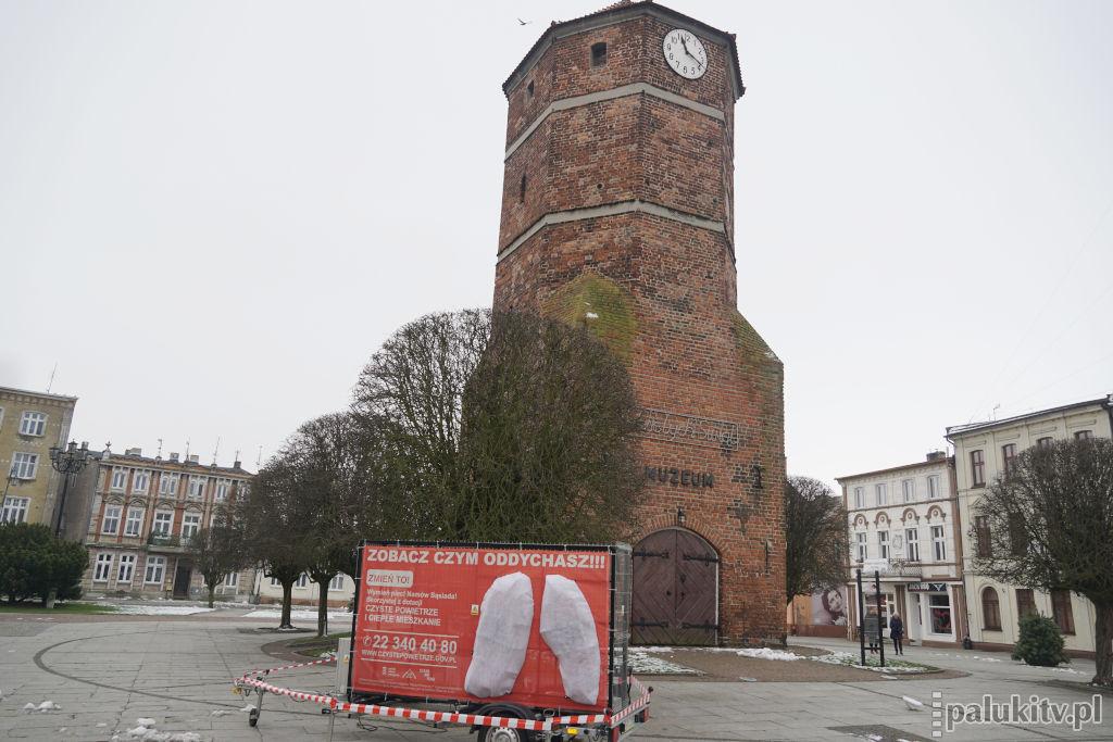 Dwa tygodnie pompowania smogu na rynku w Żninie i płuca z białych zamienią się w szare, albo nawet czarne