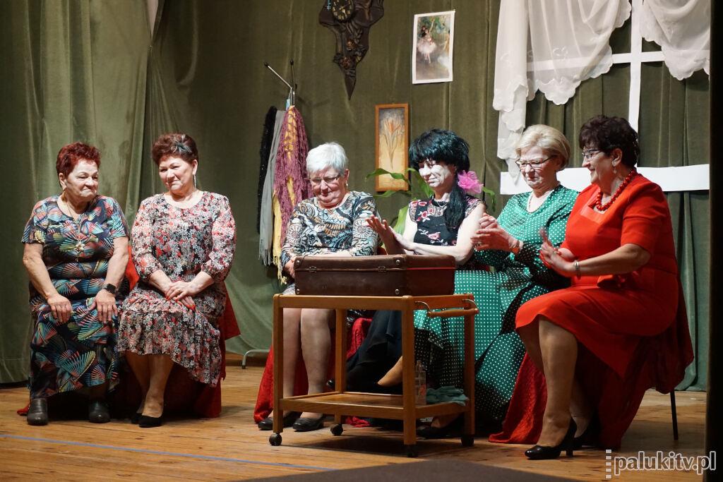 Senioritki z Teatru Odnowa w spektaklu 