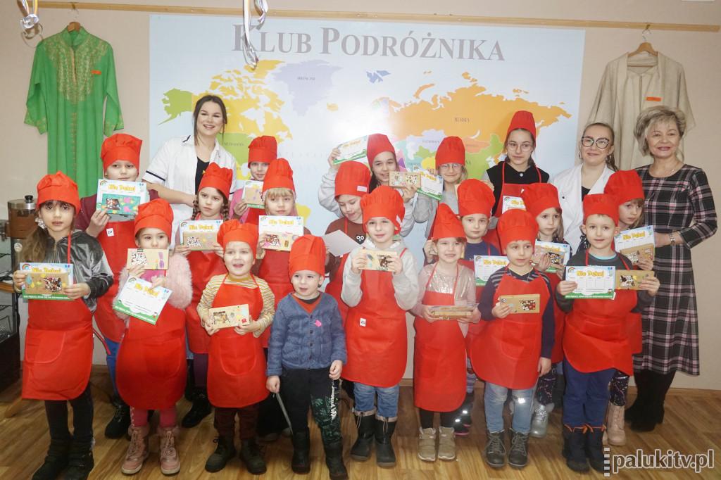 Nie pękaj! I ty możesz zrobić czekoladę! Udowodniły to dzieci na warsztatach w żnińskiej bibliotece