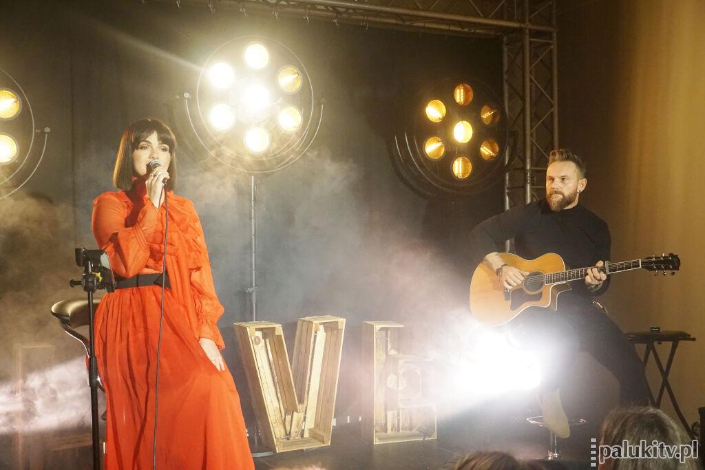 Śpiewem o miłości. Koncert Anny Hnatowicz w łabiszyńskiej Wozowni (wideo)