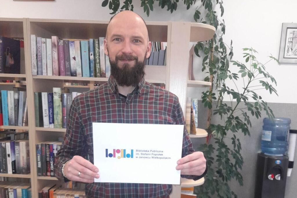 Książnica w Janowcu Wlkp. ma unikalne logo. Jej inicjały formują koła i prostokąty 