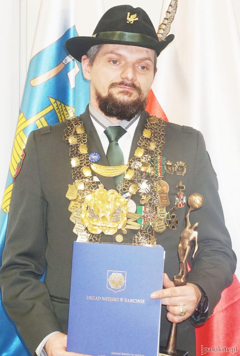 Atlas z kulą w rękach strzelca