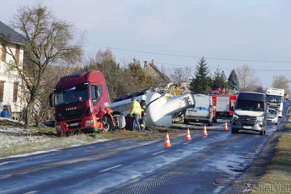 Naczepa z cysterną złamała się w Barcinie Wsi i przewróciła do przydrożnego rowu. Są utrudnienia w ruchu