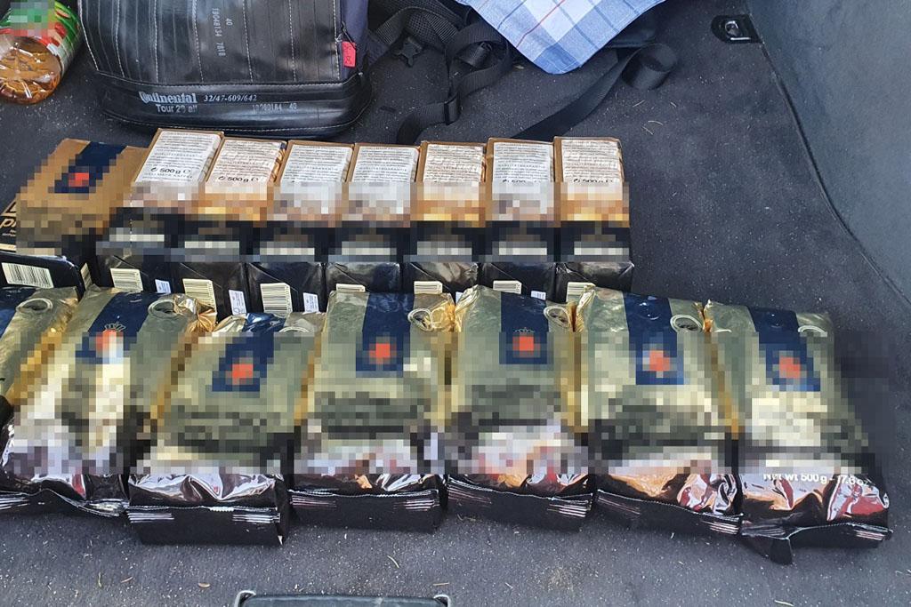 Młodzi miłośnicy kawy zatrzymani przez policję. Nawet 5 lat mogą ją parzyć za kratkami