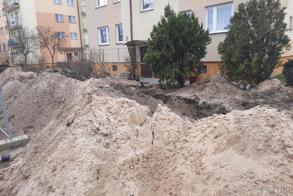 Kanalizacja przy blokach na Gnieźnieńskiej w Janowcu Wlkp. do wymiany. Popękały stare rury