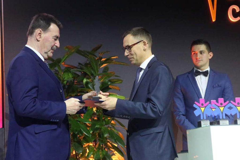 Powiat Żniński ze statuetką 
