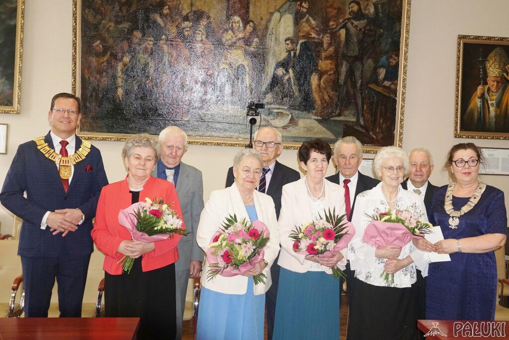 55 lat wspólnego życia. Burmistrz Żnina i szefowa Urzędu Stanu Cywilnego złożyli gratulacje czterem parom (zdjęcia)