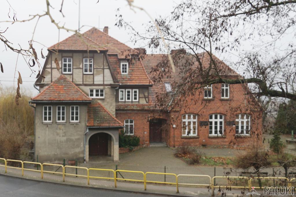 Burmistrz Żnina obniżył oczekiwania. Budynek z działką po szkole w Górze wystawiony po raz drugi