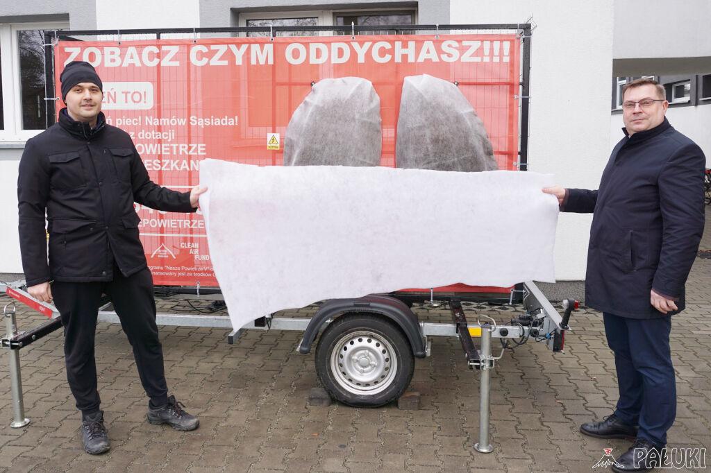 Stan powietrza w Janowcu Wlkp. bardzo zły. Mobilne płuca szare i zanieczyszczone