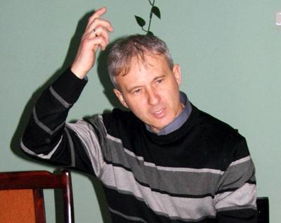 Trzy auta na ulicach, jedno w oświadczeniu