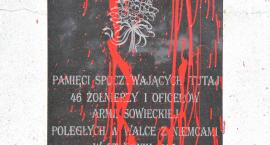 Zdewastowany obelisk w Łabiszynie