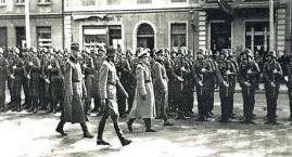 Musiała śpiewać piosenki o Hitlerze