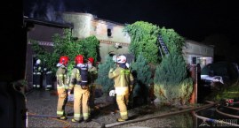 Wybuch pieca i pożar budynku gospodarczego. Strażacy ratują dom (zdjęcia)