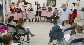 Dzieci ze żnińskiej piątki poznają folklor. Spotkanie z Pałuczankami w muzeum (wideo)