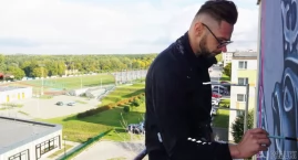 Powstający mural robi wrażenie. Kompania barcińska na szczycie bloku 