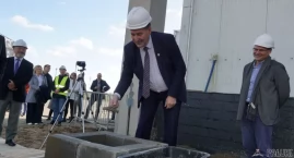 Wielka mroźnia we Frigo Logistics. Wmurowali kamień węgielny. W kapsule czasu tygodnik Pałuki (wideo + zdjęcia)
