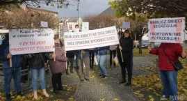 Burmistrz poczuł oddech Mamlicza w sprawie sortowni odpadów. Pikieta na rynku w Łabiszynie (wideo + zdjęcia)