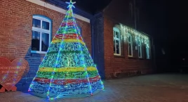 Wyjątkowa choinka z 12 tysięcy nakrętek stanęła przed szkołą w Laskownicy 