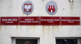 Nowe tablice na gąsawskim ratuszu zamontowane
