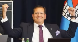 Robert Luchowski może odetchnąć. Wieszanie z dziećmi bombek z podnośnika nie było przestępstwem