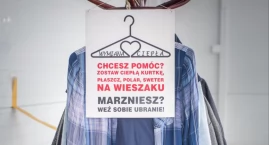 W Barcinie stoi wieszak, z którego każdy może sobie zabrać ubranie
