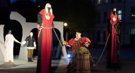 Teatr idzie na wojnę - Makbet Jerzego Lacha na żnińskim placu Wolności