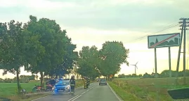 W Cerekwicy iveco z pasażerami wpadło do rowu
