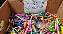 Materiały na niezwykłą choinkę płyną do Laskownicy z wielu stron