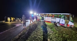 Wypadek audi z autobusem szkolnym. Kierowca osobówki uciekł