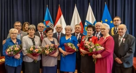 Zakochani dwudziestolatkowie! Rady dla Was! 10 medali za 100 lat w małżeństwie (fotogaleria)