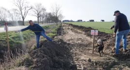 Zarząd Dróg Powiatowych buduje ścieżkę rowerową na polach rolników
