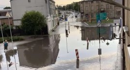 Ulica Kościuszki w Żninie zalana po burzy 