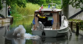 Struga Foluska: łodzie mają problemy pod mostem w Wójcinie, ale nie takie, jakich spodziewali się wodniacy (film + fotogaleria)