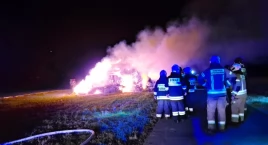 Nocny pożar w Cerekwicy. Tajemnicze samochody w pobliżu i nagle cały stóg w ogniu