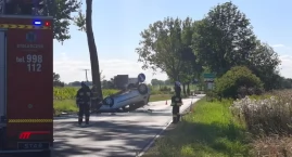 Oślepiło go słońce, uderzył w drzewo i dachował; droga do Janowca Wielkopolskiego zablokowana (zdjęcia)