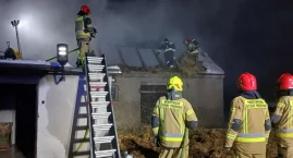 Dom starszego mężczyzny spłonął w Smogorzewie. Z ogniem walczyło 8 zastępów straży (zdjęcia)