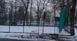 Ogrodzenie żnińskiego kortu z piłkochwytami. Są też nowe hangary na kajaki i rowery wodne