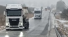 Ciężarówki ślizgały się na drodze w Pturku. Teraz sytuacja została opanowana