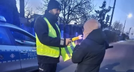 Policjanci rozdawali opaski i kamizelki odblaskowe, by piesi świecili przykładem