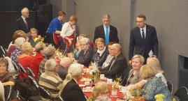 Dzień Kobiet na UTW w Żninie. Życzenia, tort, Agata Mróz i jej podopieczni a na deser rozśpiewany dyrektor ŻDK (zdjęcia+film)
