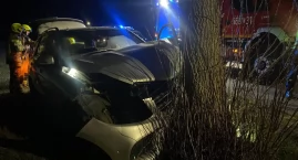 Mercedes uderzył w drzewo we Władysławowie