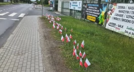 Tajemniczy ktoś powbijał biało-czerwone chorągiewki &hellip;