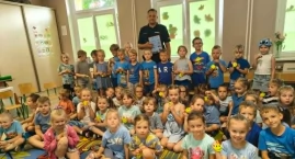 Spotkanie z policjantem w przedszkolu - pogadanka ma temat bezpieczeństwa.