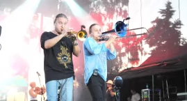 Golec uOrkiestra na dożynkach w Brzyskorzystewku; Bi&hellip;